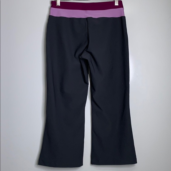 NIKE • Dri-Fit Grey Cropped Capri Active Pants - Picture 4 of 5